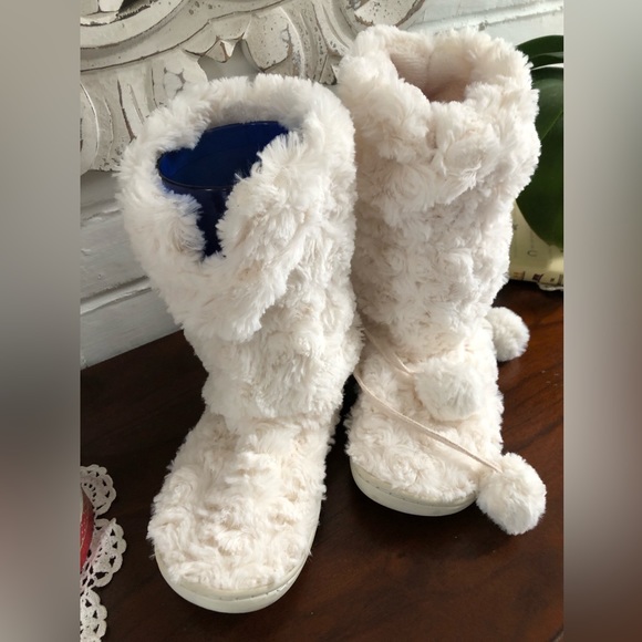 FUZZY BOOTY SLIPPERS - Picture 2 of 13
